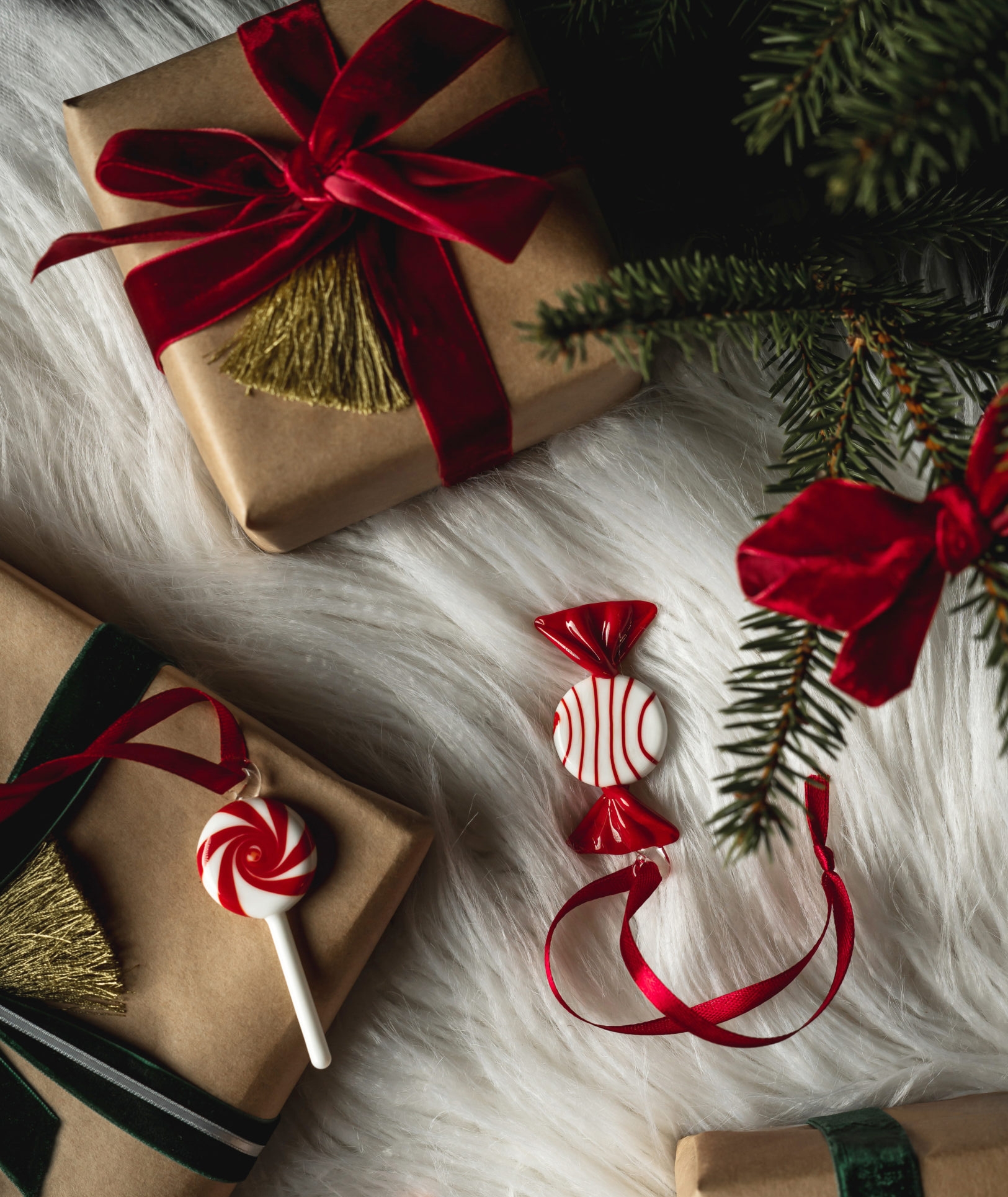 Julhängen i form av karameller ligger bland julklappar