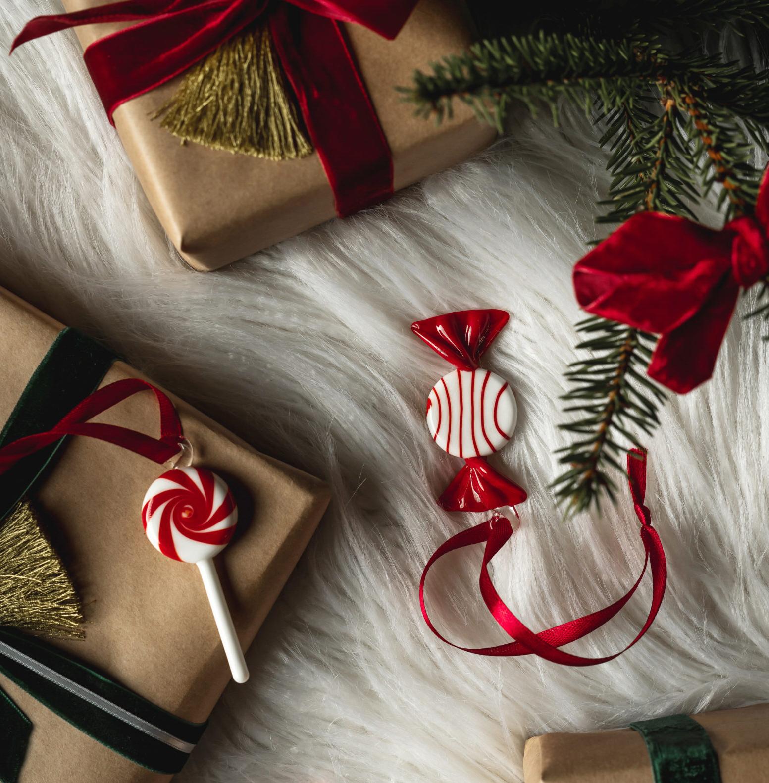 Julhängen i form av karameller ligger bland julklappar