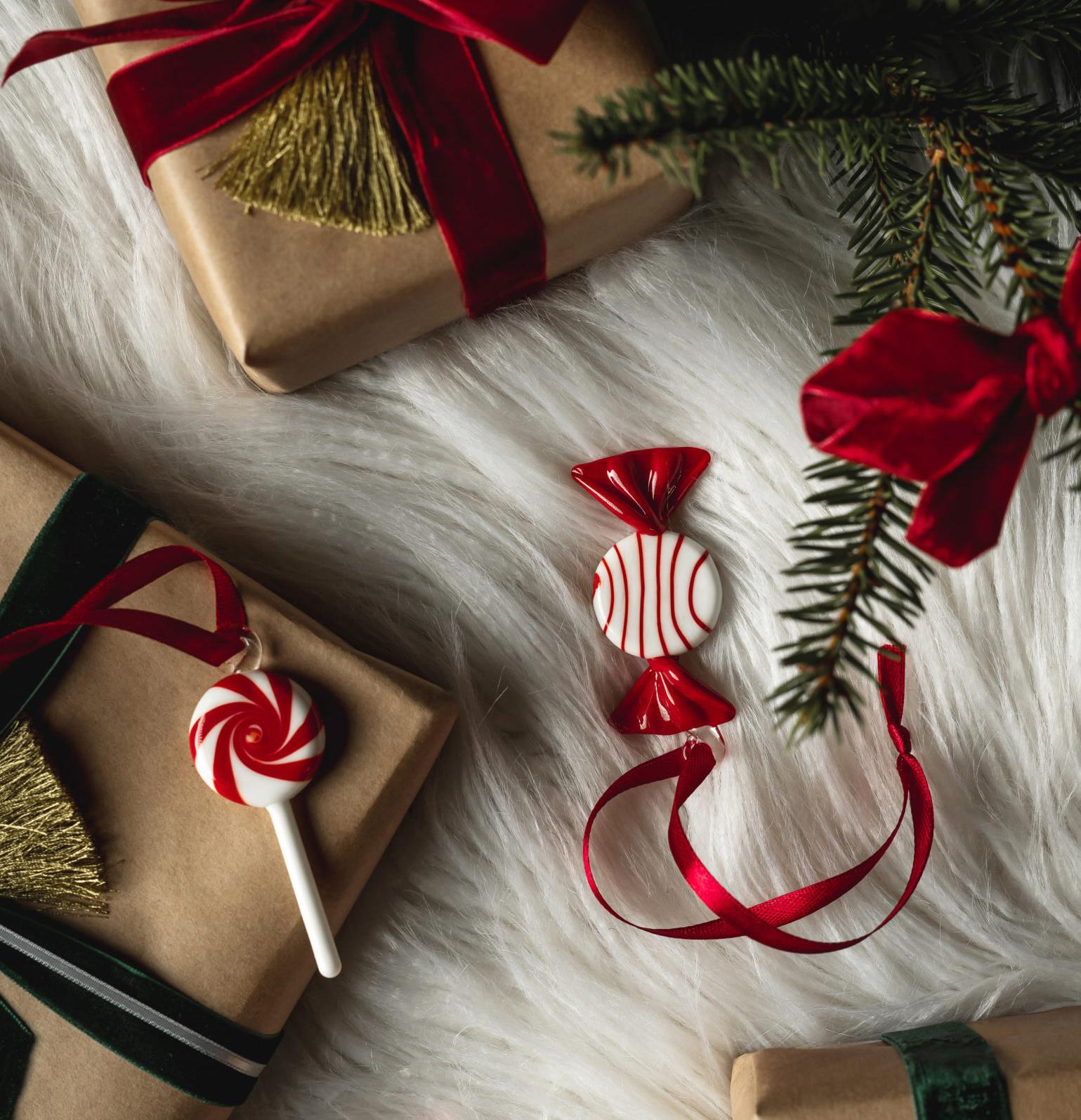 Julepynt i form av karameller ligger blant julegaver