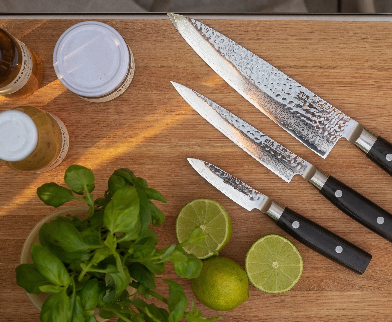 veitsisetit kolme erikokoista veistä puisella leikkuulaudalla