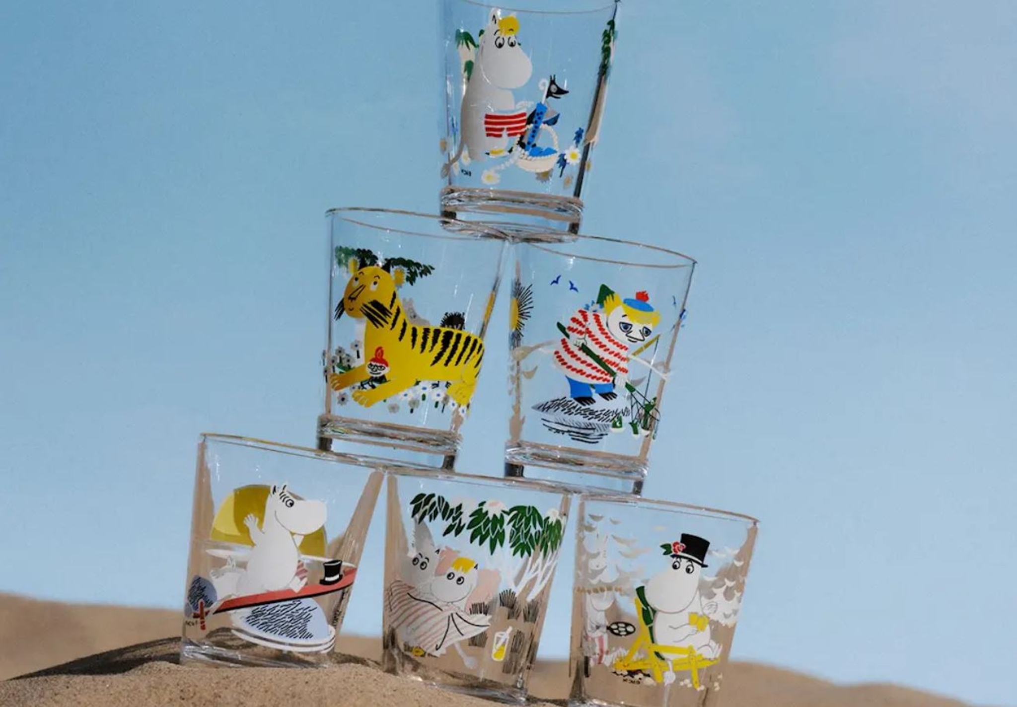 Stablede mummiglass på sandstrand
