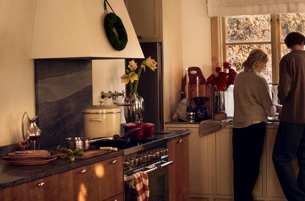 et skap fylt med julepynt og en skål med julekuler