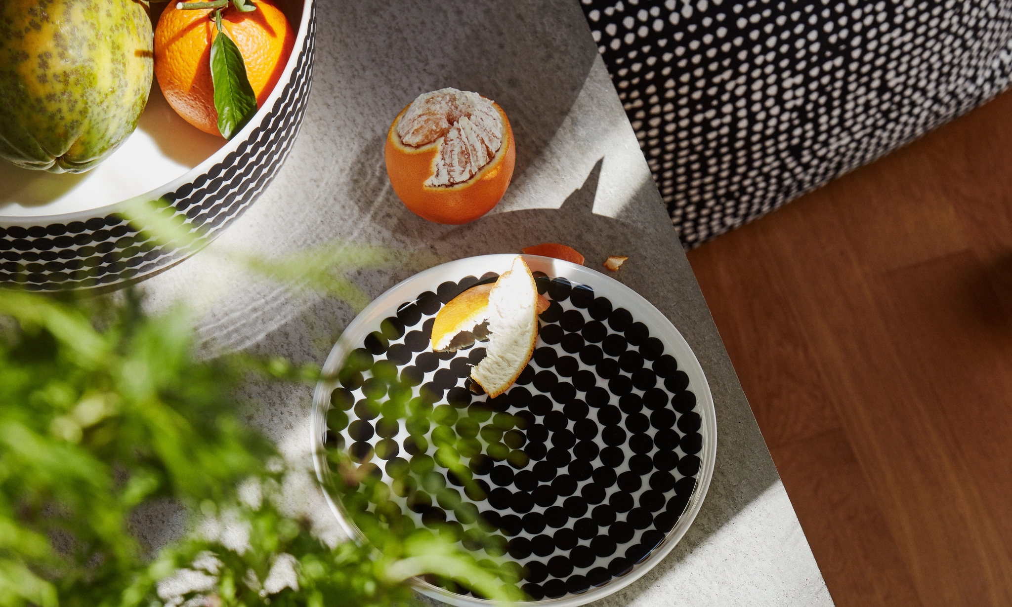 Marimekko Räsymatto lautanen kulho ja kuorittu mandariini keittiön työtasolla viherkasvin kera