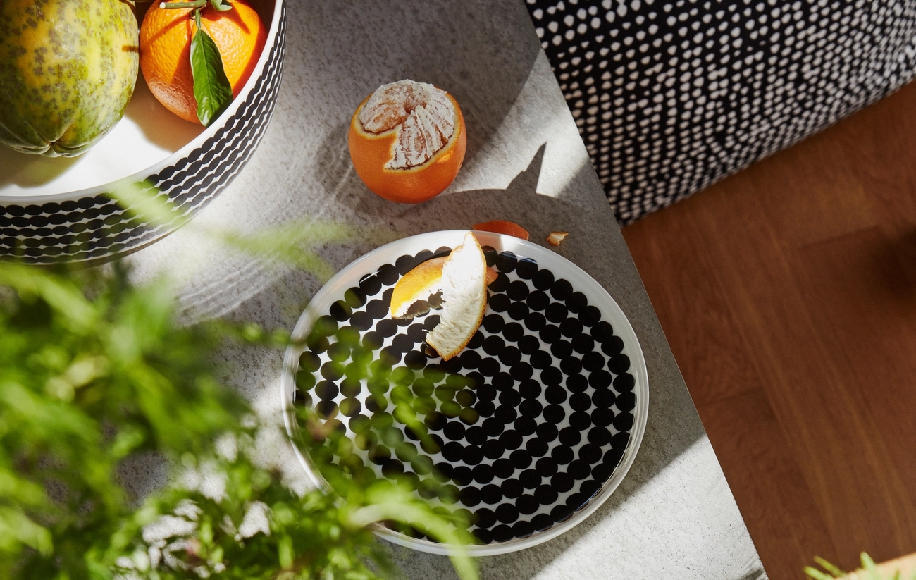 Marimekko Räsymatto lautanen kulho ja kuorittu mandariini keittiön työtasolla viherkasvin kera