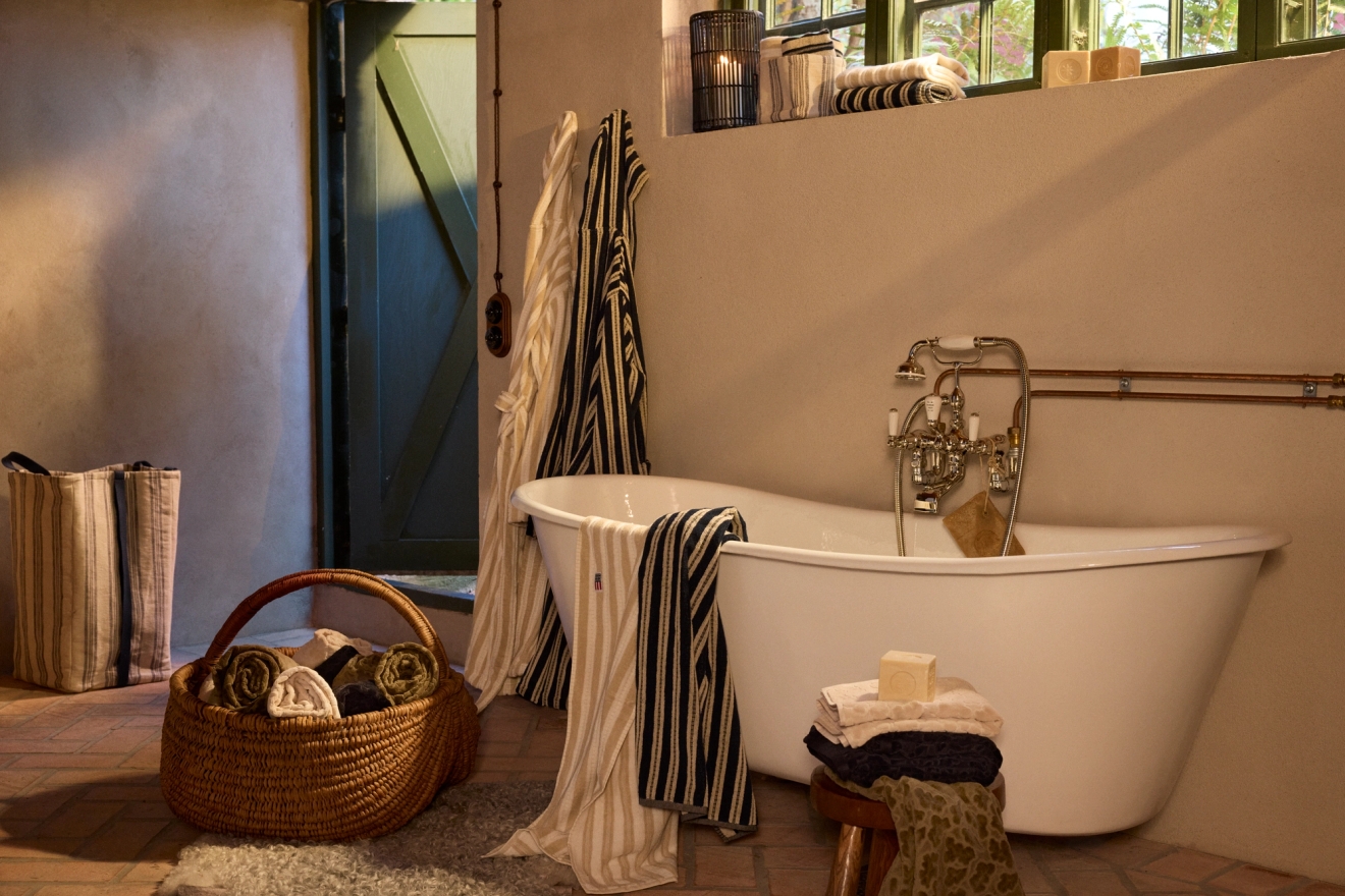 Badrum med badrumsmatta i rosa från Marimekko