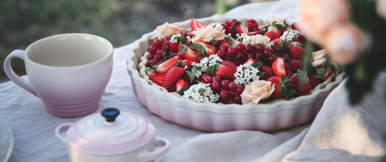 Paiform fra Le Creuset med en nylaget pai toppet med masse bær