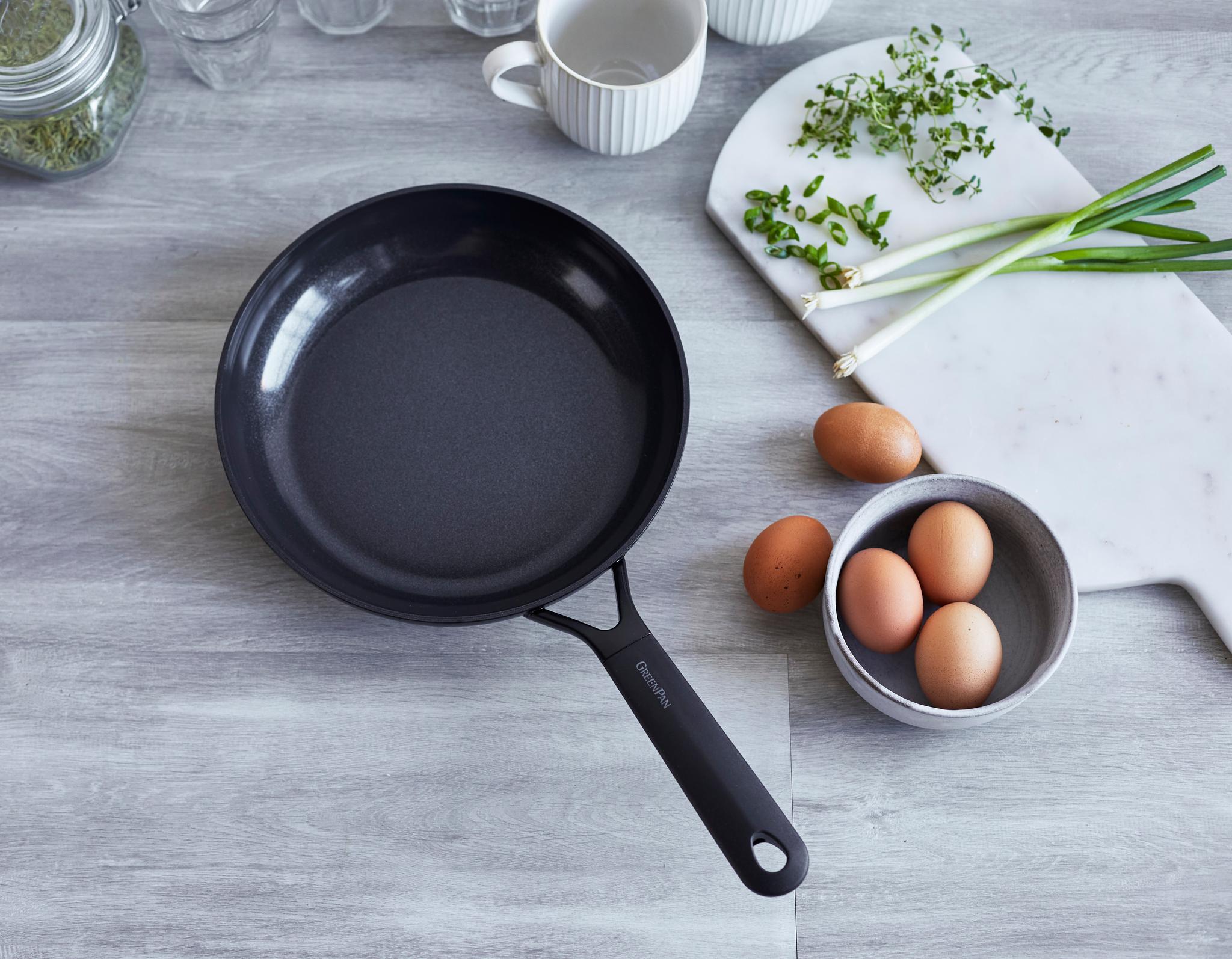 Liten stekpanna för ägg på bänk