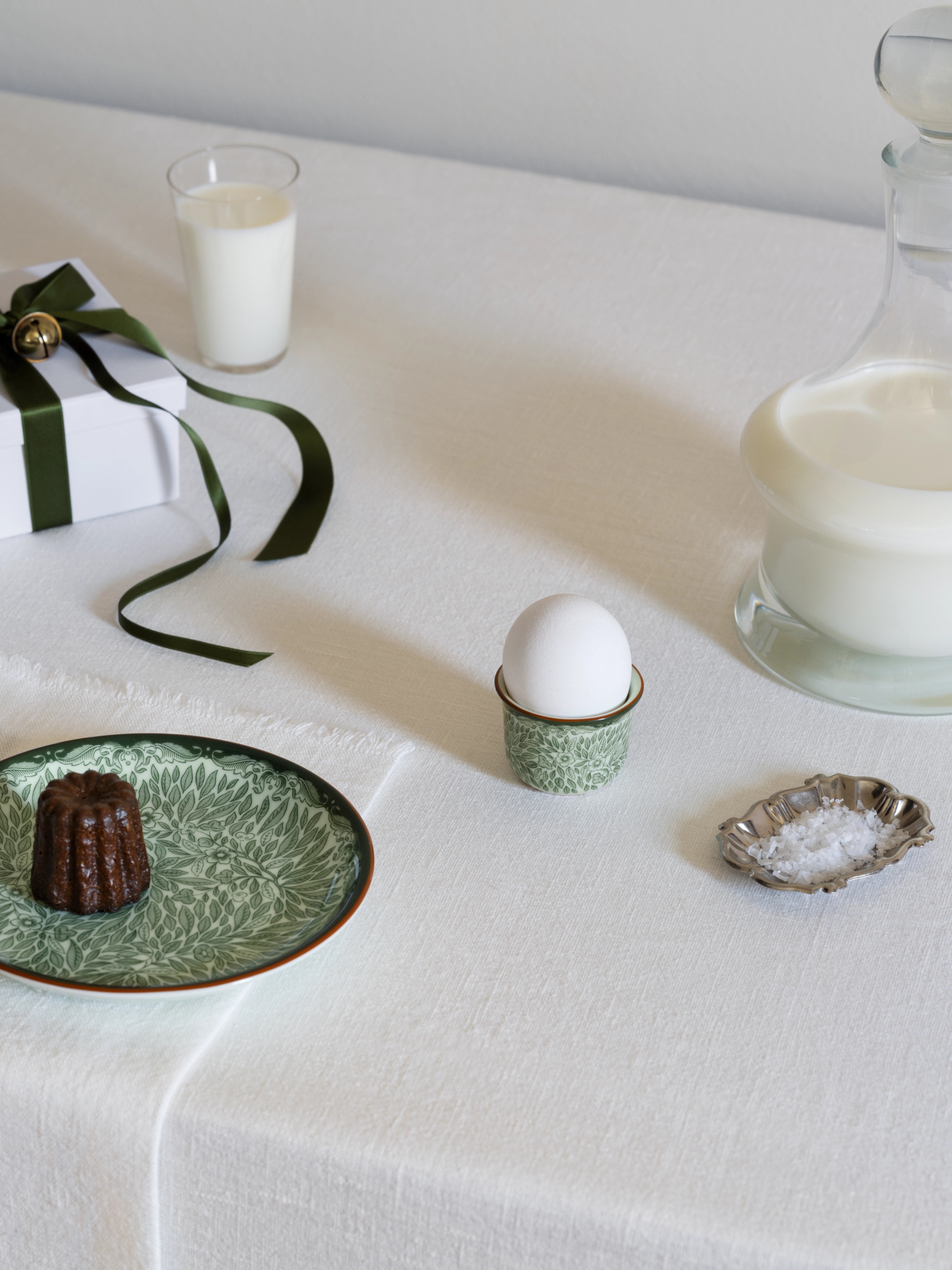 Den nya gröna assietten och äggkoppen från Ostindia Floris Grön på ett bord med vit duk