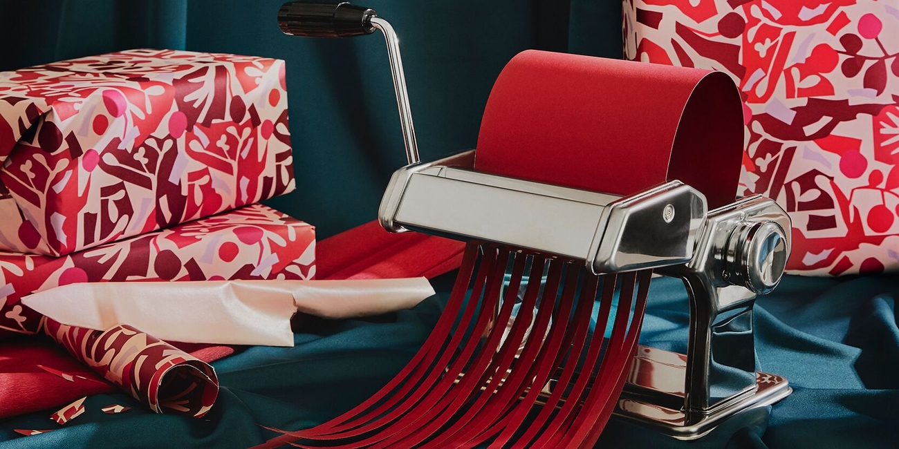 Julegaver pakket inn i rødt og hvitt papir