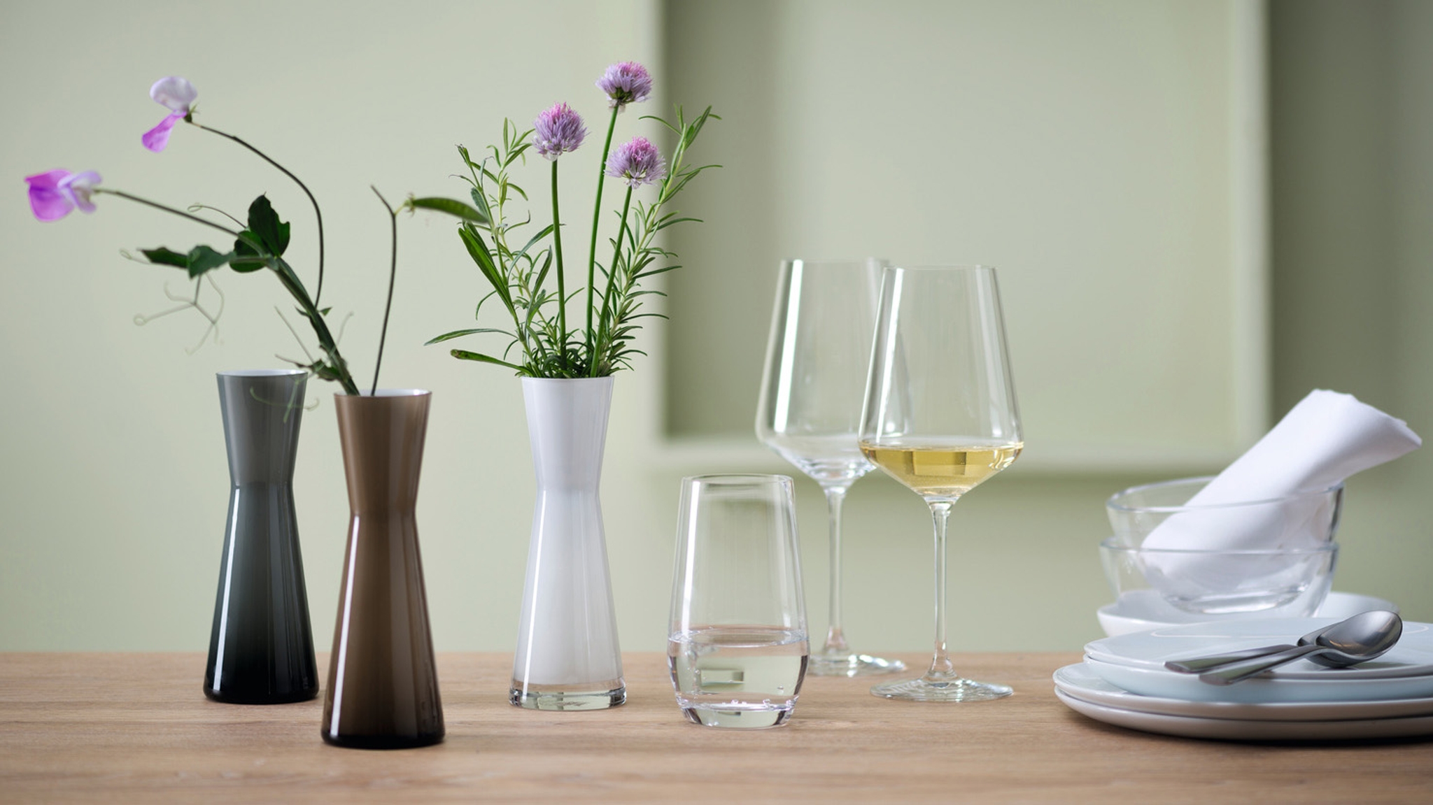 Leonardo vitvinsglas med vitt vin och vaser i grått, brunt och vitt 