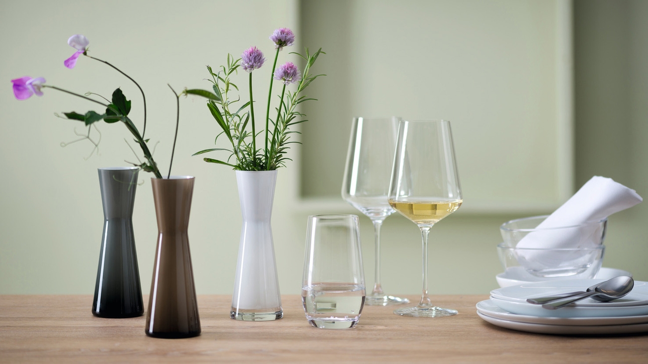 Leonardo vitvinsglas med vitt vin och vaser i grått, brunt och vitt