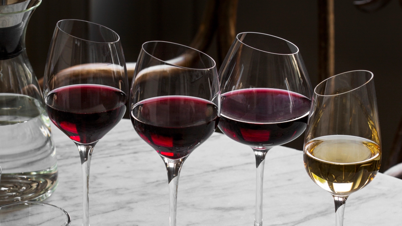 Vintermometer, vinglas med rött och vitt vin