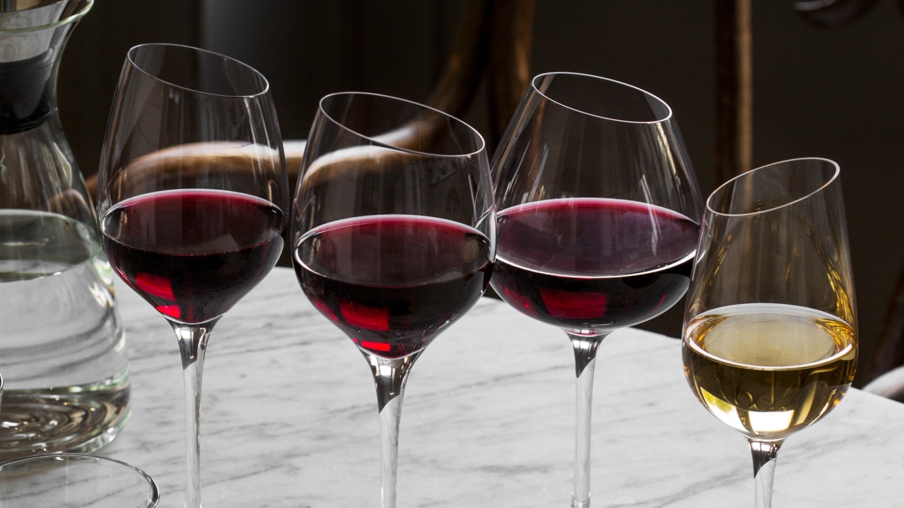 Vintermometer, vinglas med rött och vitt vin