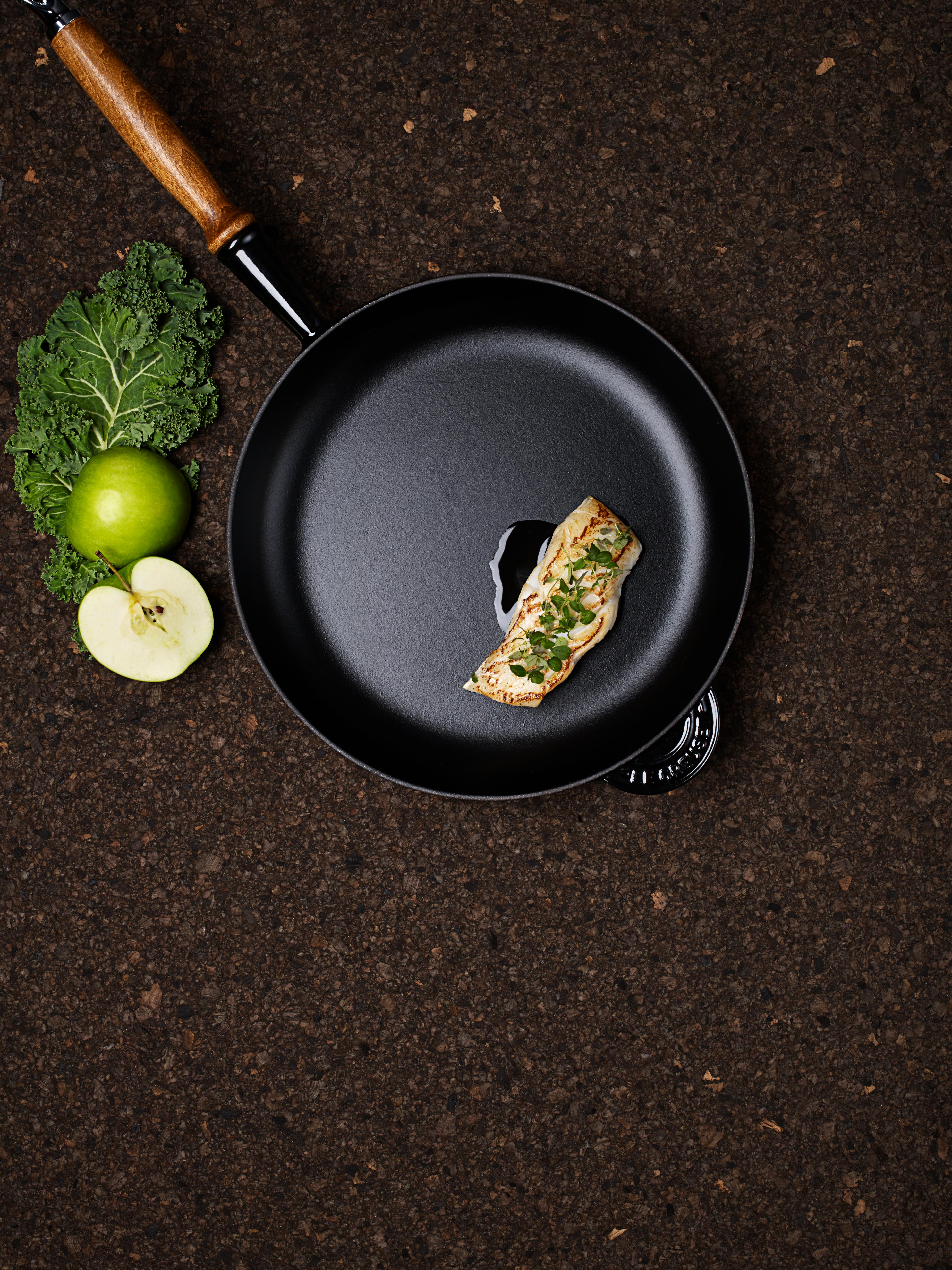 Emaljerad stekpanna med trähandtag