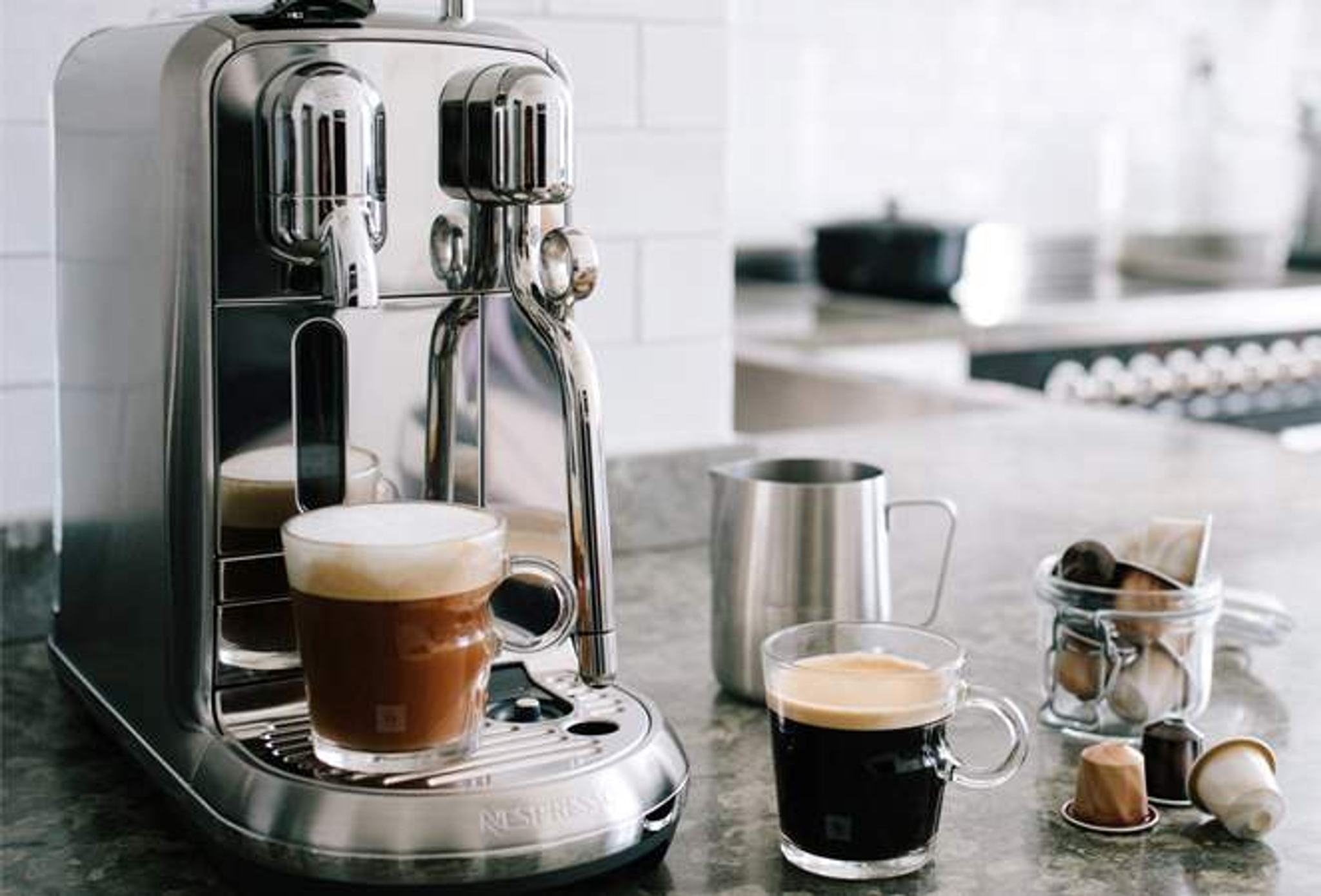 Nespresso - Tyylikäs kapselikone, kahvimukit ja maitokannu kahvin ystäville