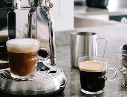 Espressolasit täynnä espressoa