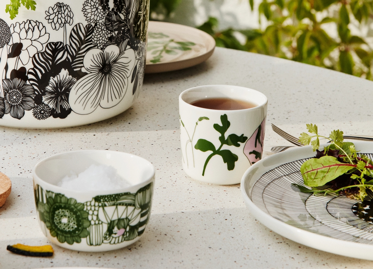 marimekko siirtolapuutarha lautanen ja muki pöydällä