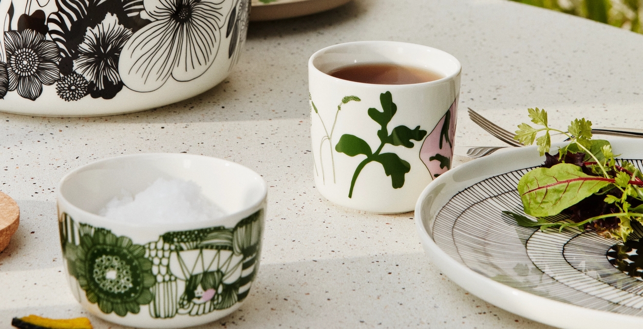 marimekko siirtolapuutarha lautanen ja muki pöydällä