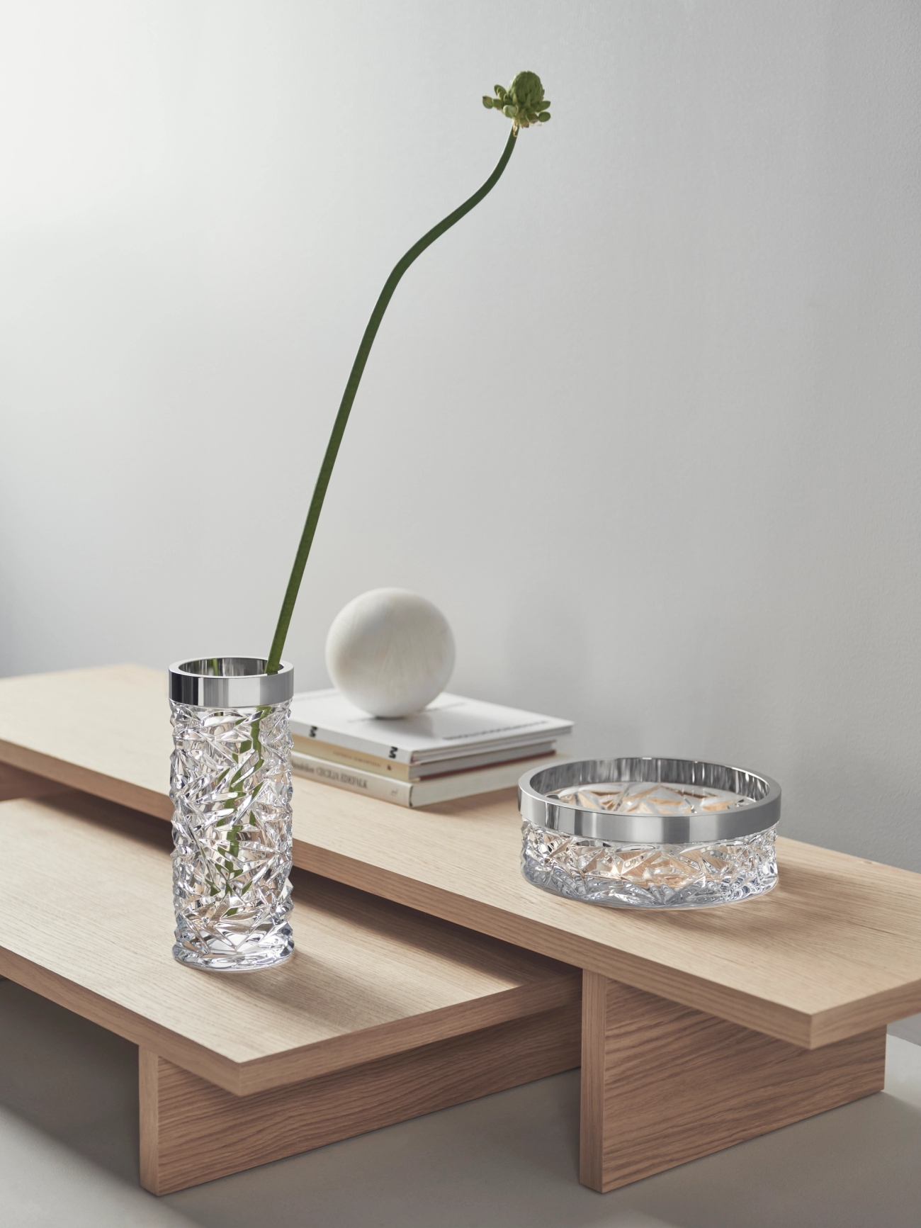 Orrefors skål från Carat på ljust träbord