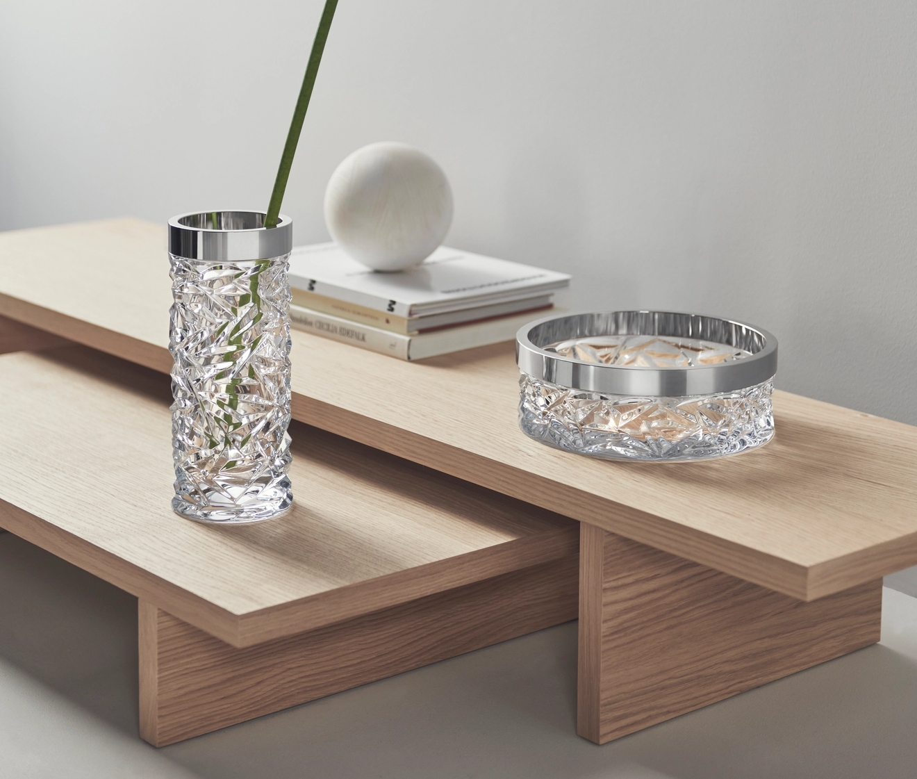 Orrefors skål från Carat på ljust träbord