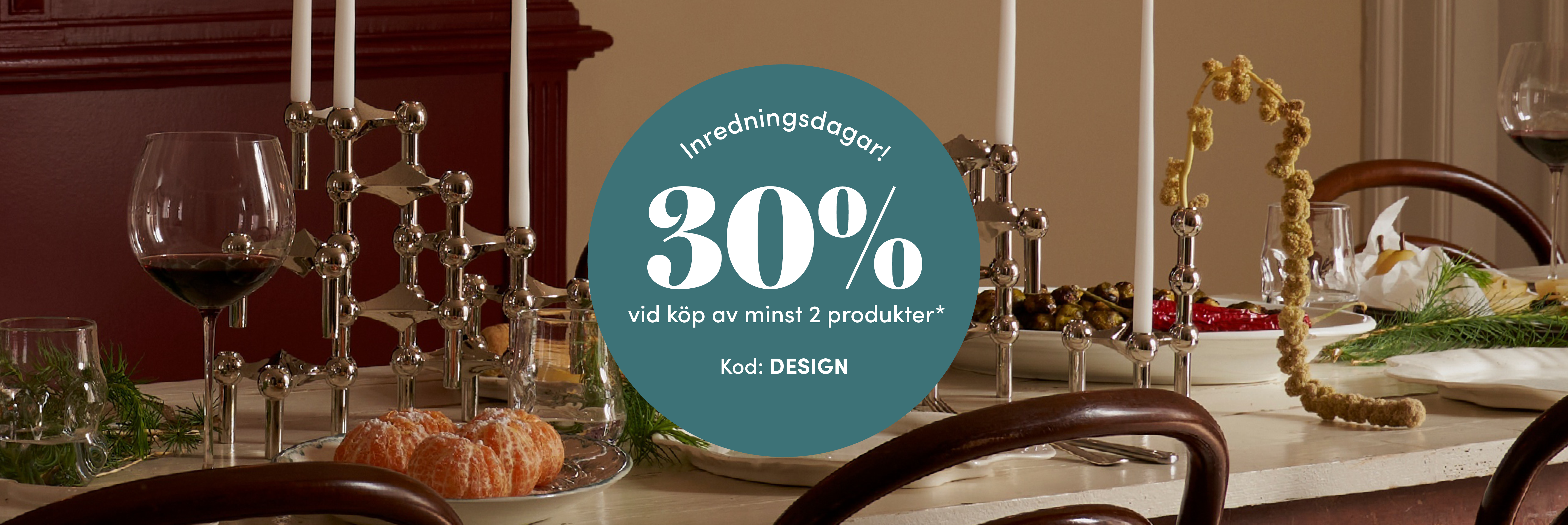 Festligt dukat bord med designljusstakar och erbjudande om 30 % rabatt vid köp av minst två produkter.
