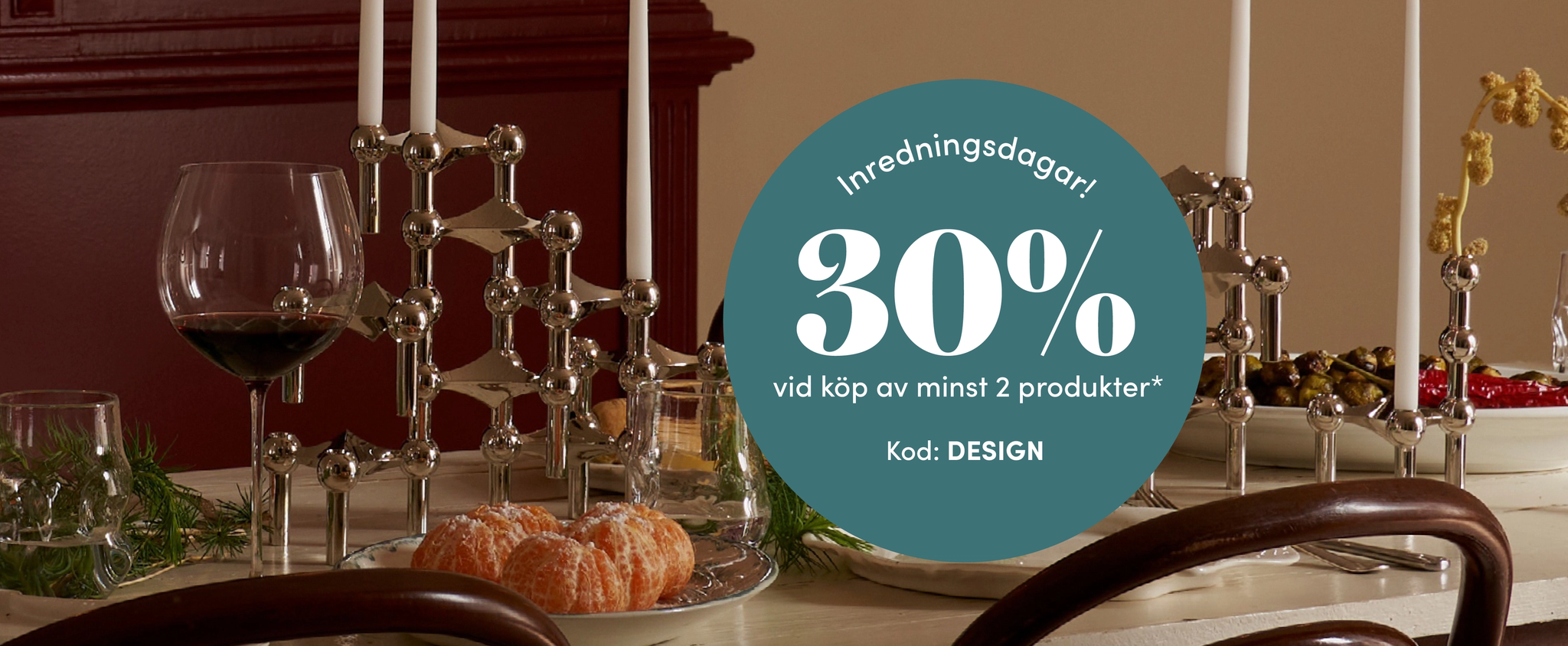 Festligt dukat bord med designljusstakar och erbjudande om 30 % rabatt vid köp av minst två produkter.