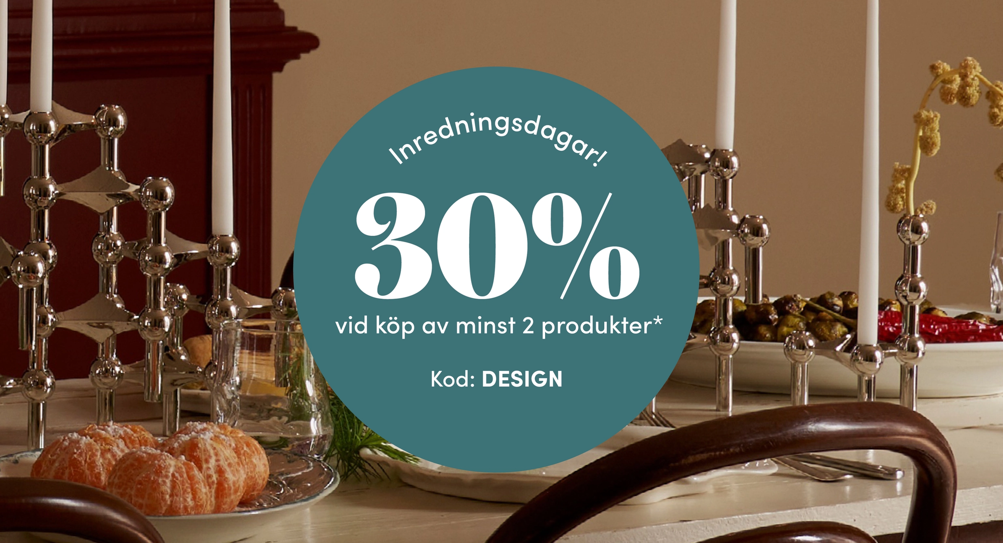 Festligt dukat bord med designljusstakar och erbjudande om 30 % rabatt vid köp av minst två produkter.
