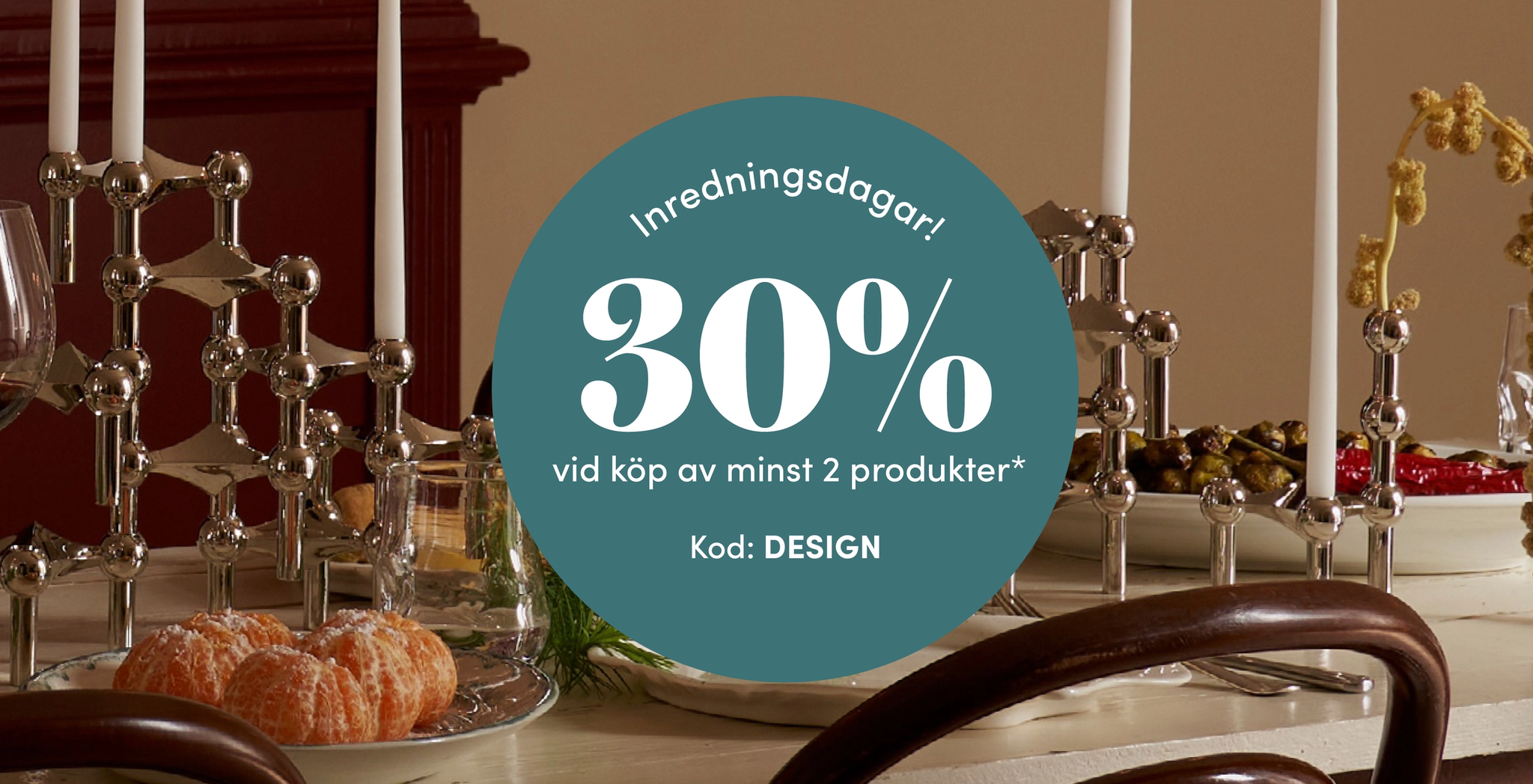 Festligt dukat bord med designljusstakar och erbjudande om 30 % rabatt vid köp av minst två produkter.