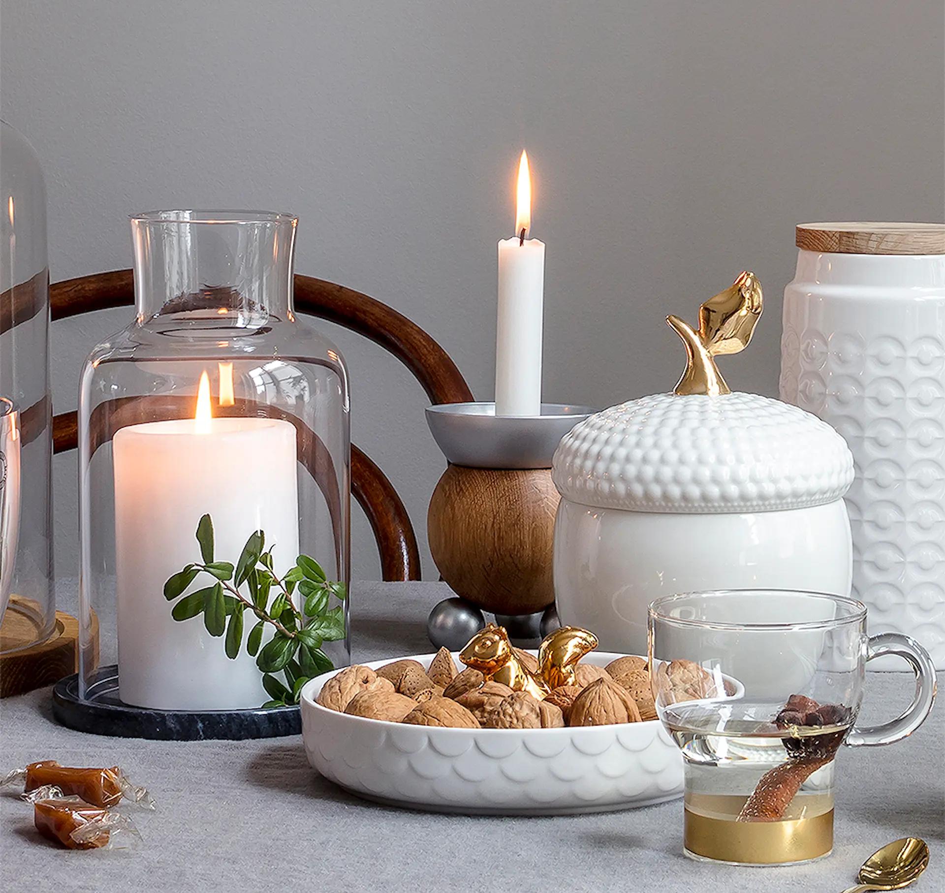 Joulukoristeet jouluastiasto pähkinät kynttilälyhty ja kynttilänjalka pöytäkynttilä kruunukynttilät