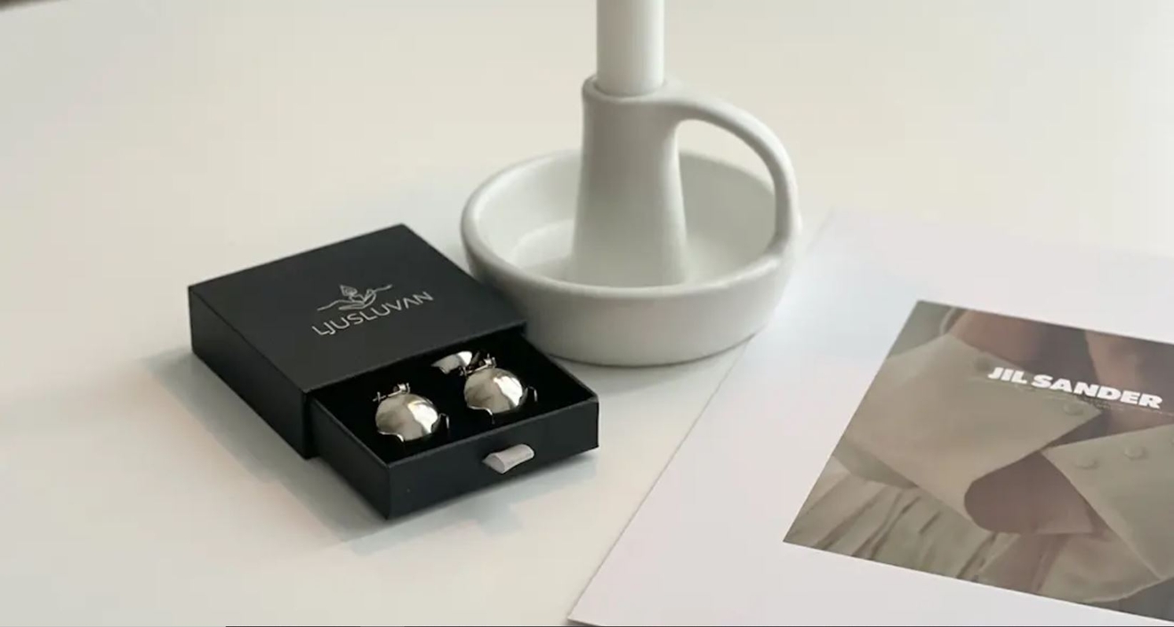 Ljusluvan ljussläckare i en fin presentask i svart på ett vitt bord