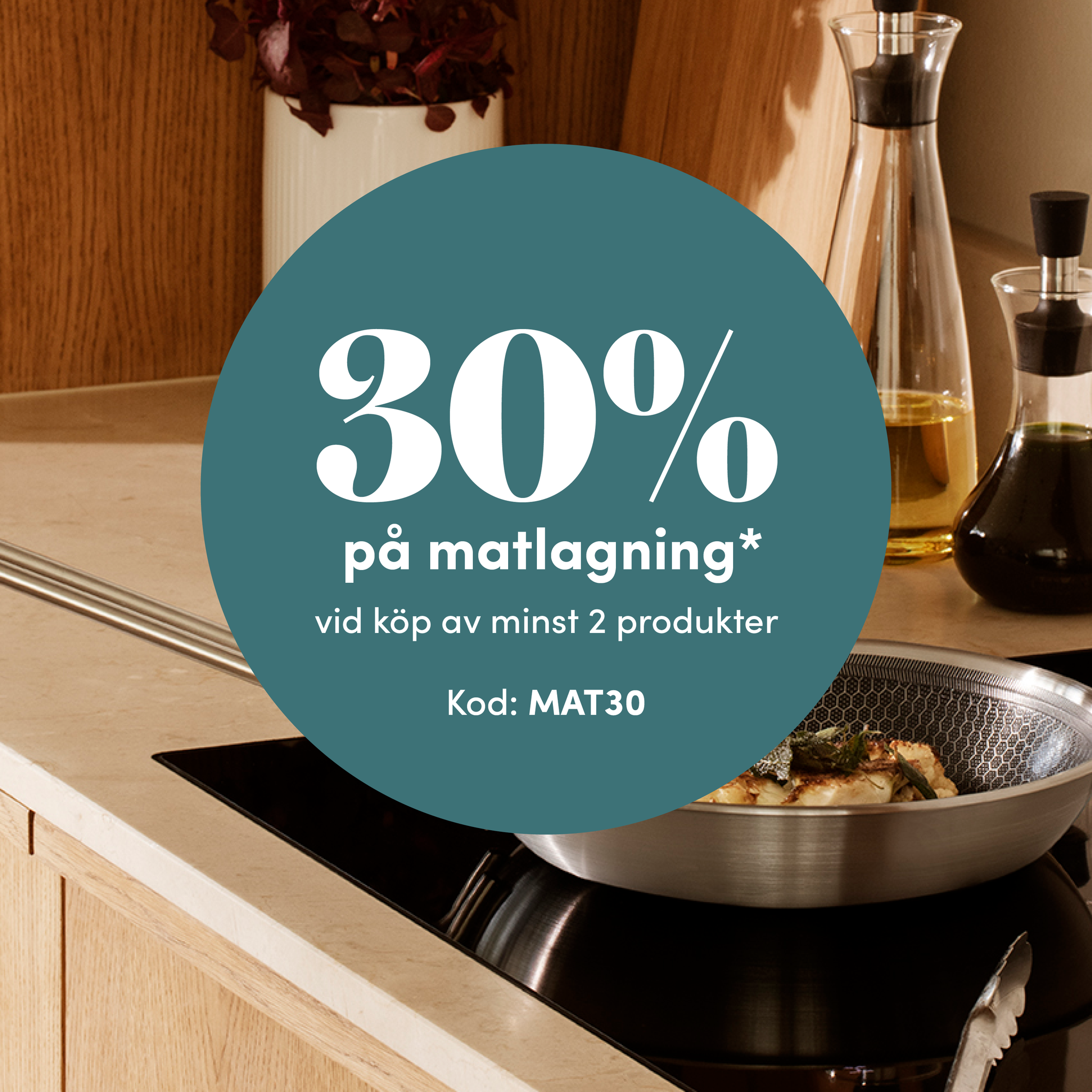 Reklambild som visar en stekpanna på spisen i ett kök med text om 30 % rabatt på matlagningsprodukter med rabattkod MAT30.