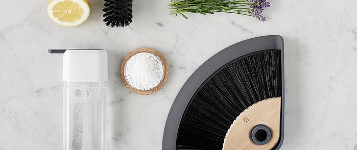 Feisett liggende på en marmorbenk