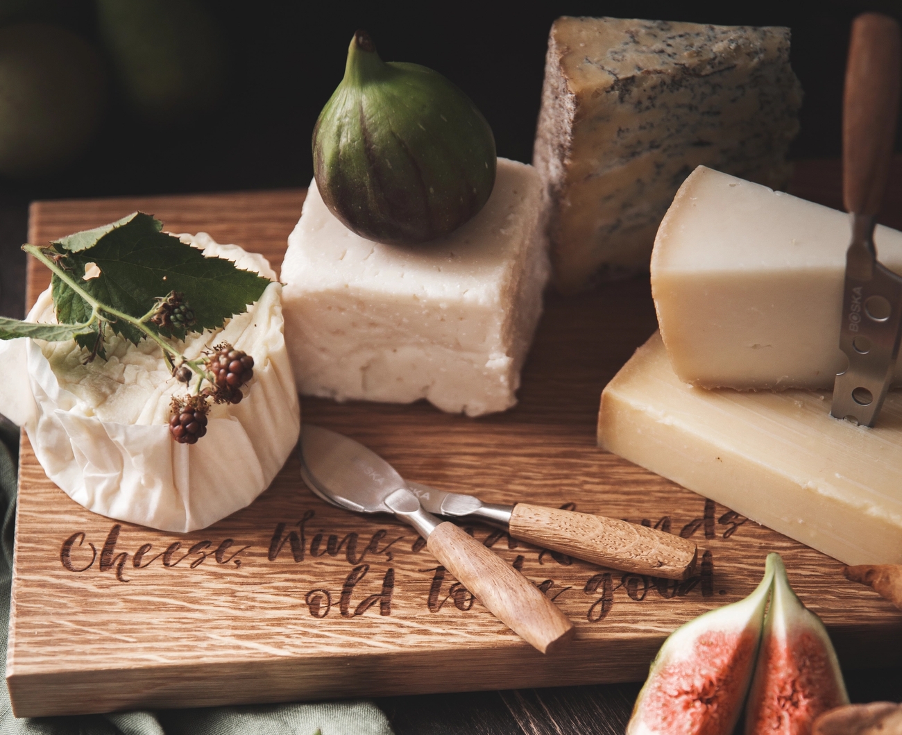 Anordna en fransk ost- och vinkväll