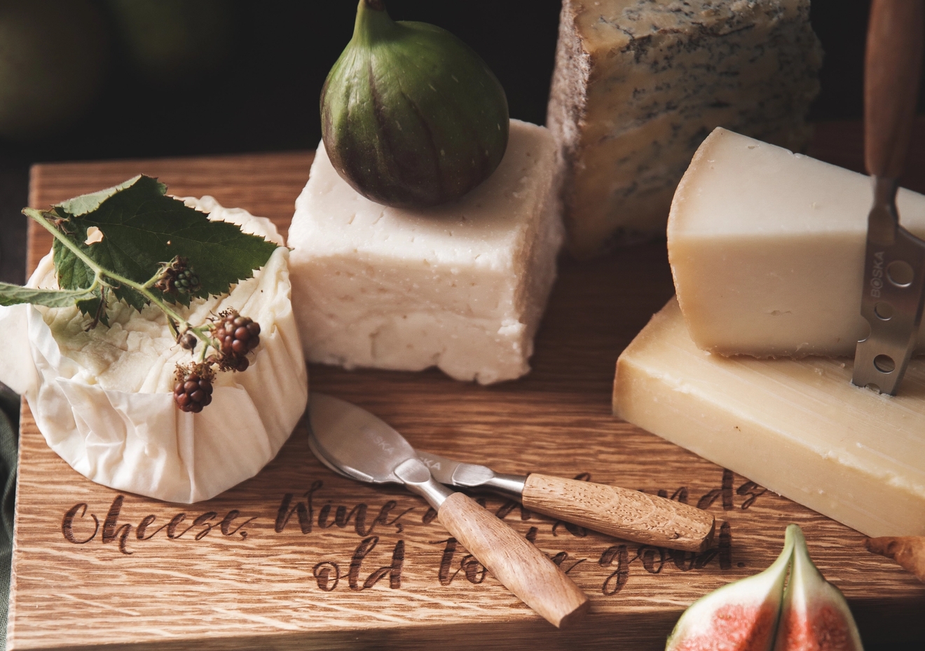 Anordna en fransk ost- och vinkväll