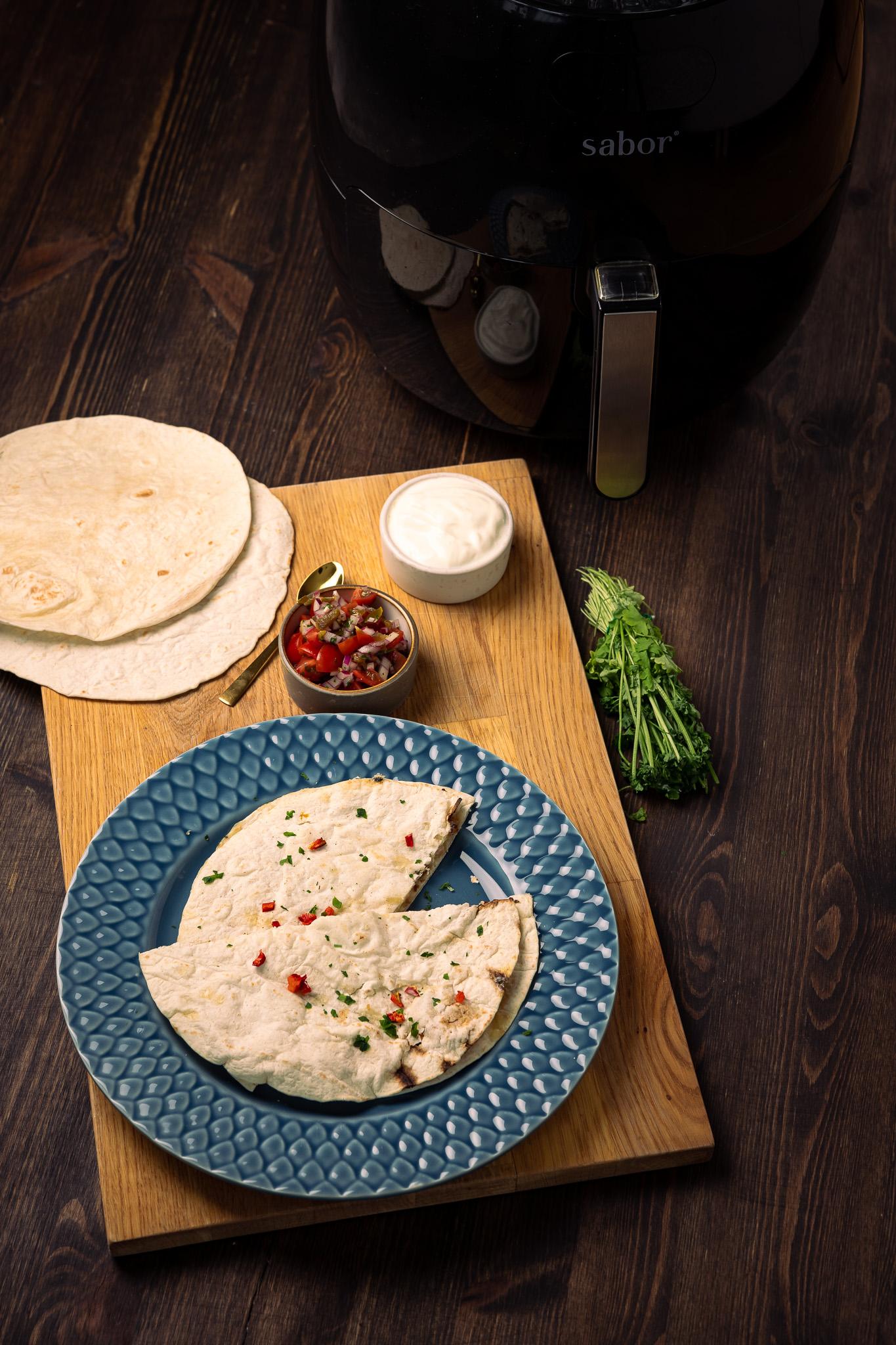 Quesadillas i airfryer med kylling og salsa