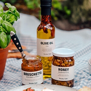 Olivolja med smak av vitlök på en blårutig picknickfilt