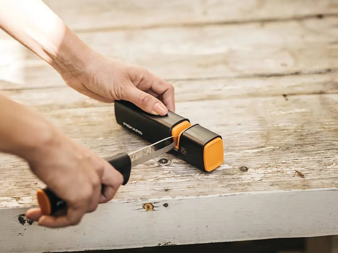 Fiskars veitsenteroitin musta/oranssi