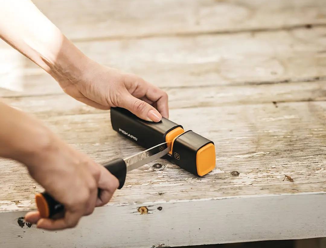 Fiskars veitsenteroitin musta/oranssi