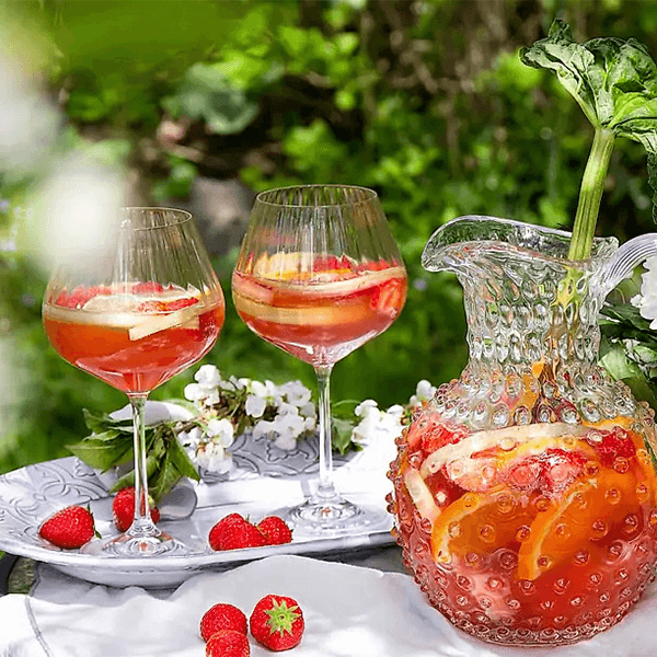 Rosésangria med rabarber och jordgubbar