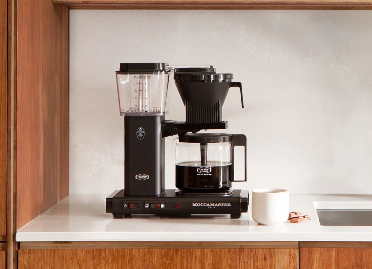 Paras kahvinkeitin testissä 2026 – Moccamaster keittiötasolla