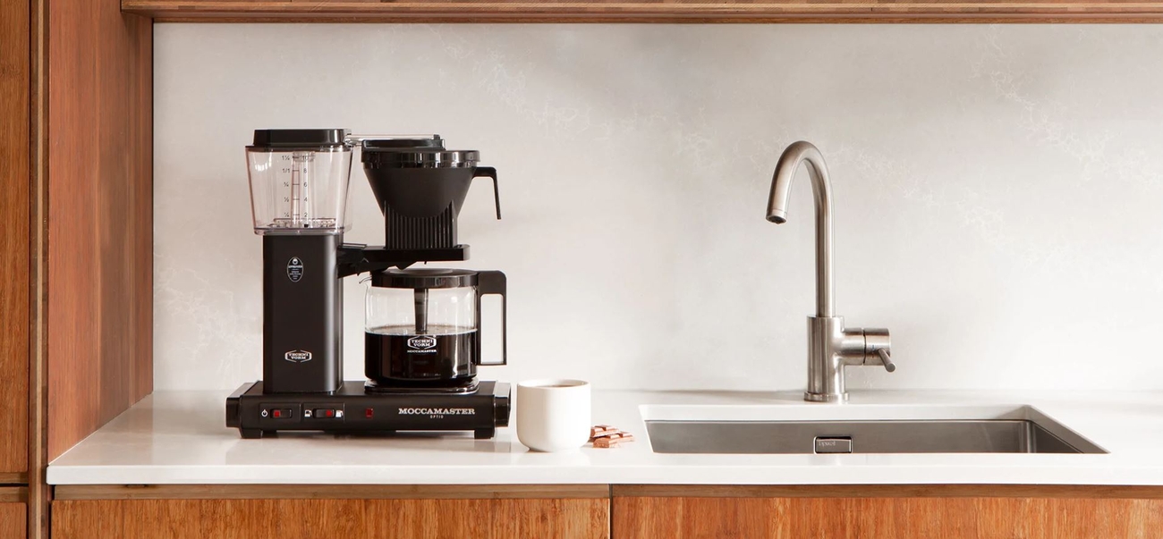 Moccamaster kaffebryggare i silver med swedish grace muggar bredvid