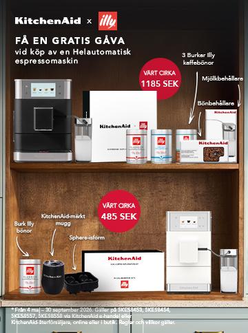Reklambild för KitchenAid x illy som visar helautomatiska espressomaskiner och gratis gåvor som kaffebönor, mjölkkanna och tillbehör.