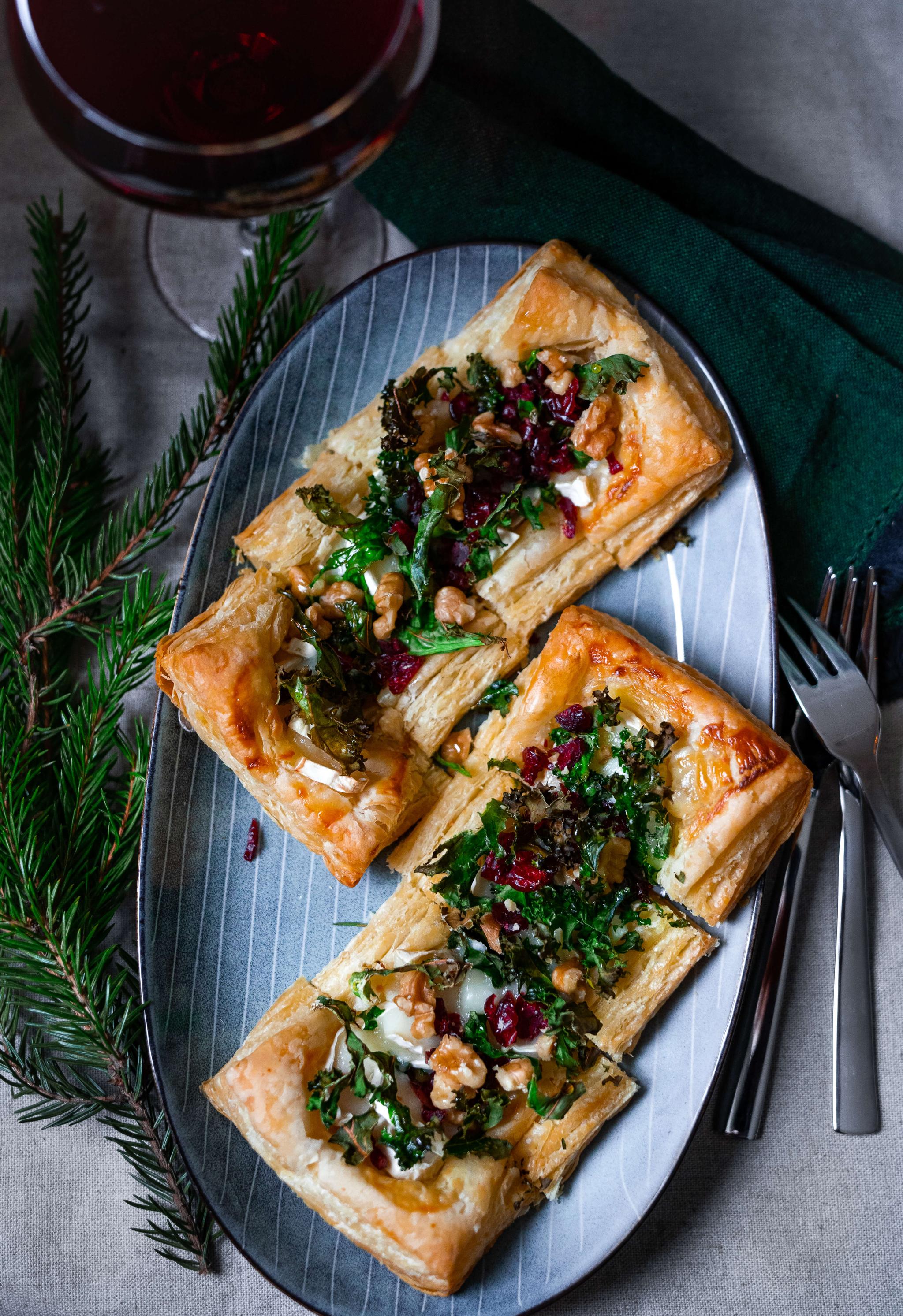 Frasig chévrepizza med grönkålschips, torkade tranbär och honung