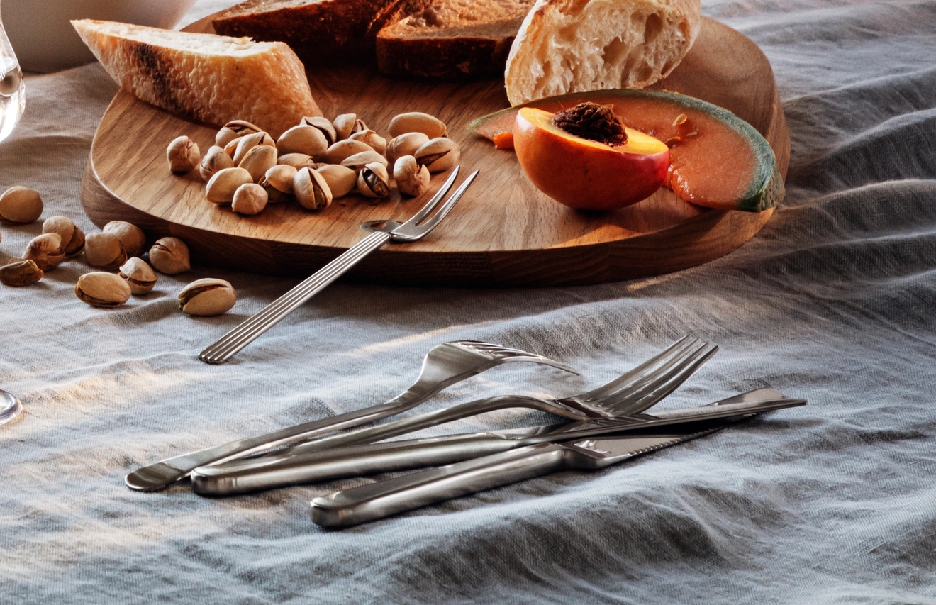 Haarukat sinisellä pöytäliinalla