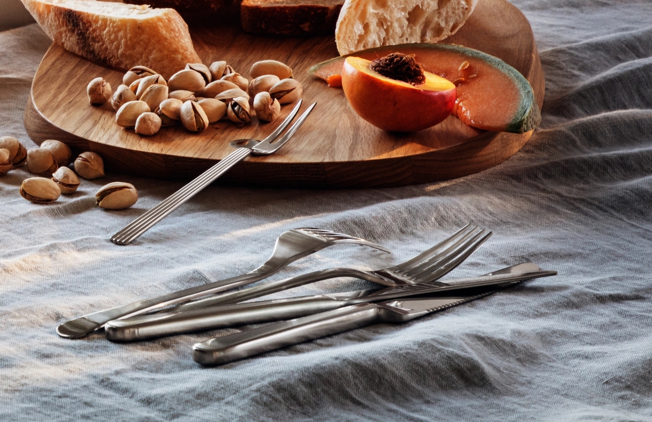 Haarukat sinisellä pöytäliinalla