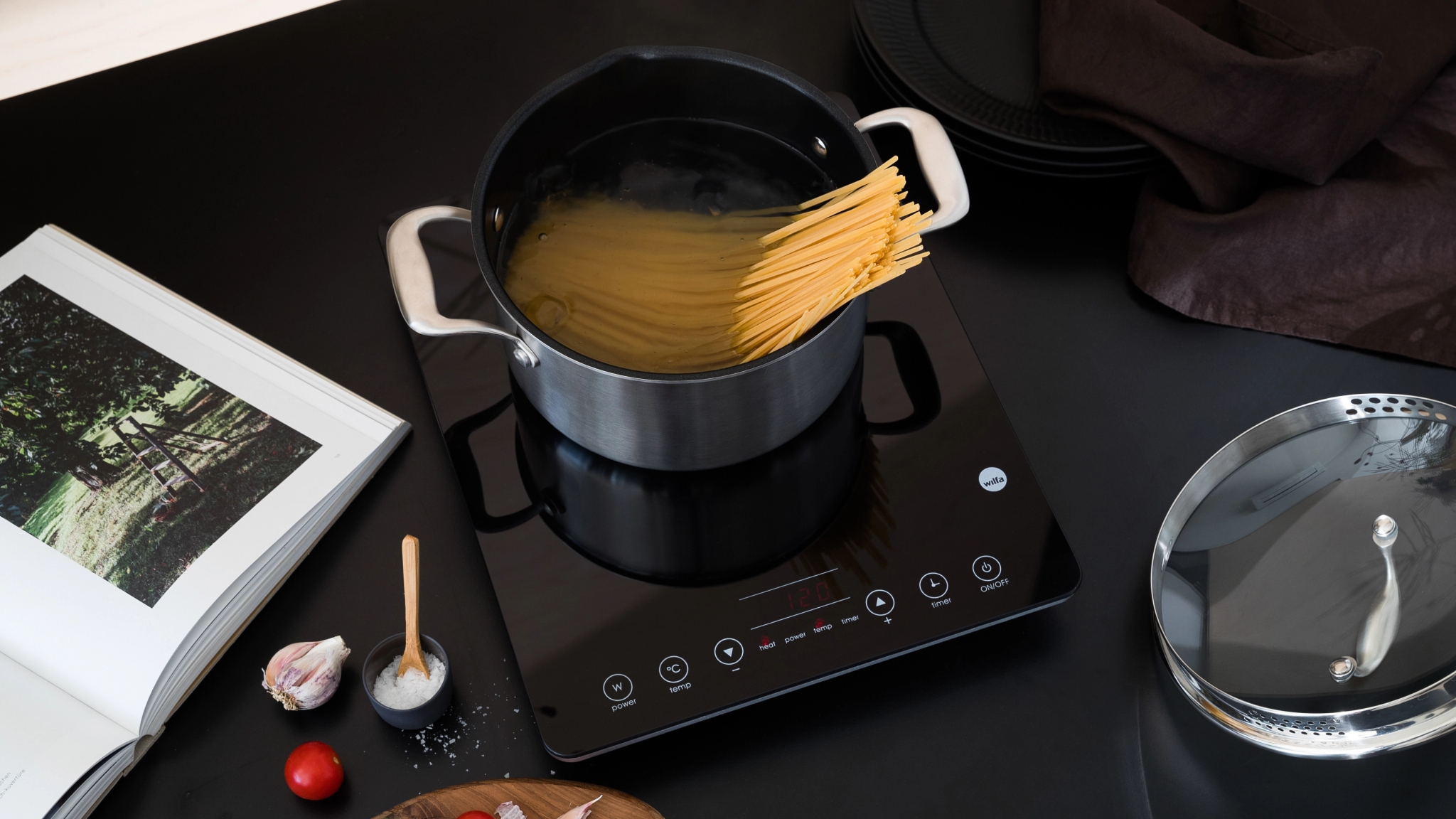 Kasserolle med pasta på en induksjonsplate