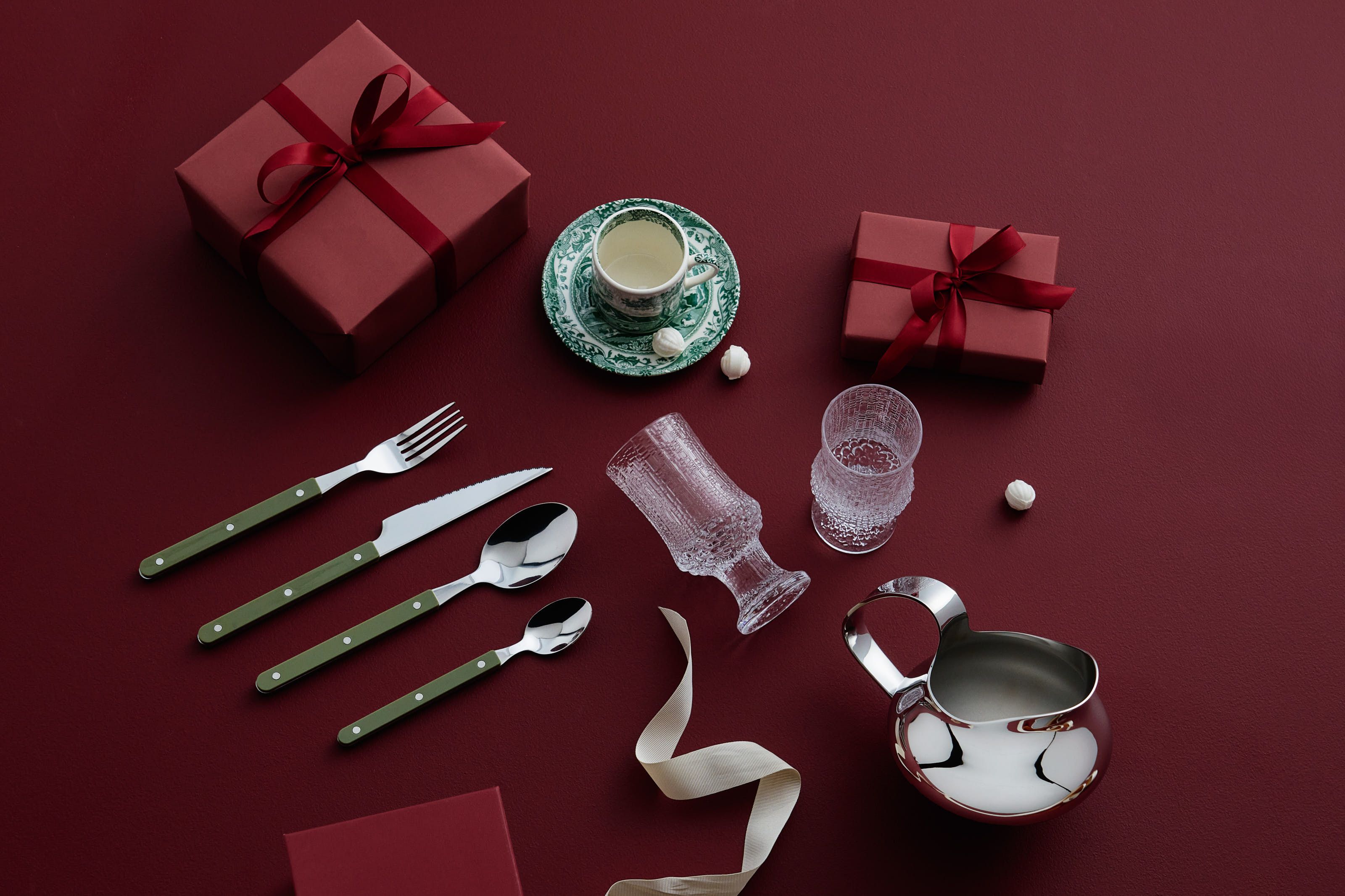 Ölglas från Iittala Kastehelmi och ett rött inslaget paket mot en röd bakgrund