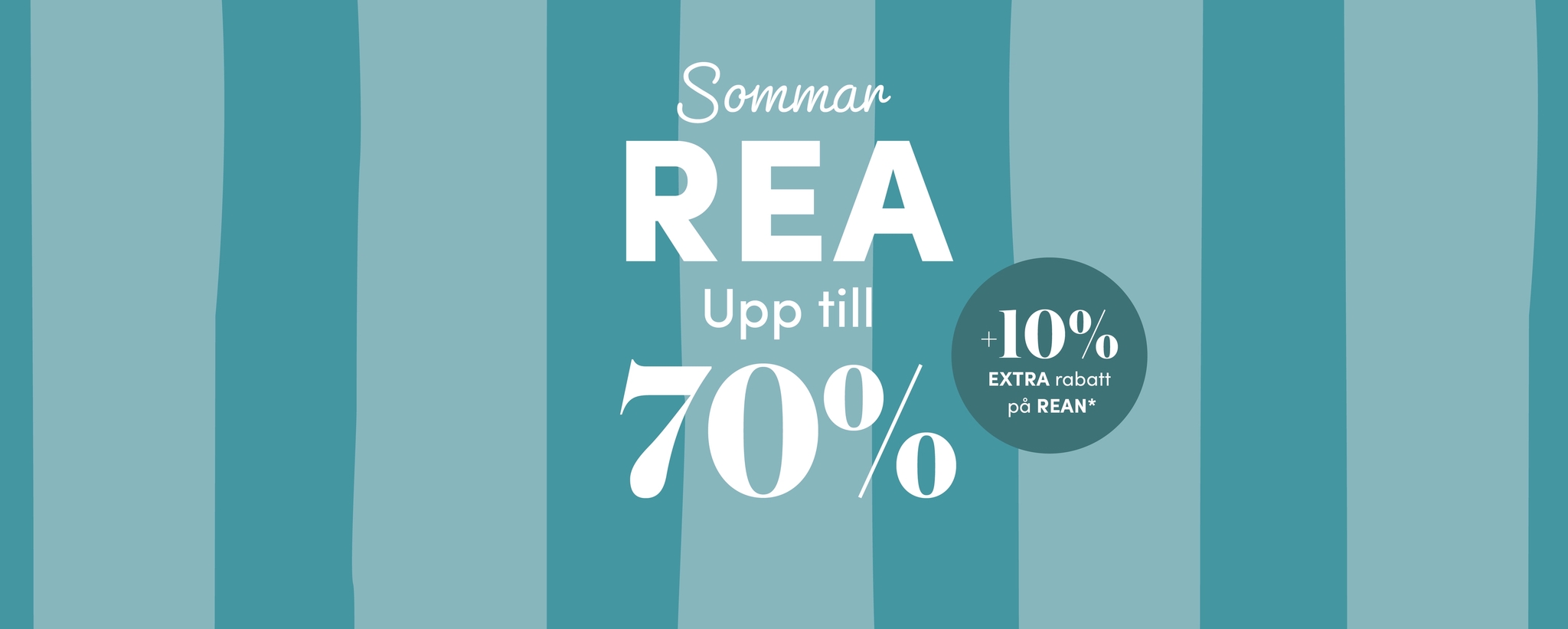 Turkos banner med texten 'Sommarrea upp till 70% +10% extra rabatt på rean' mot randig bakgrund.