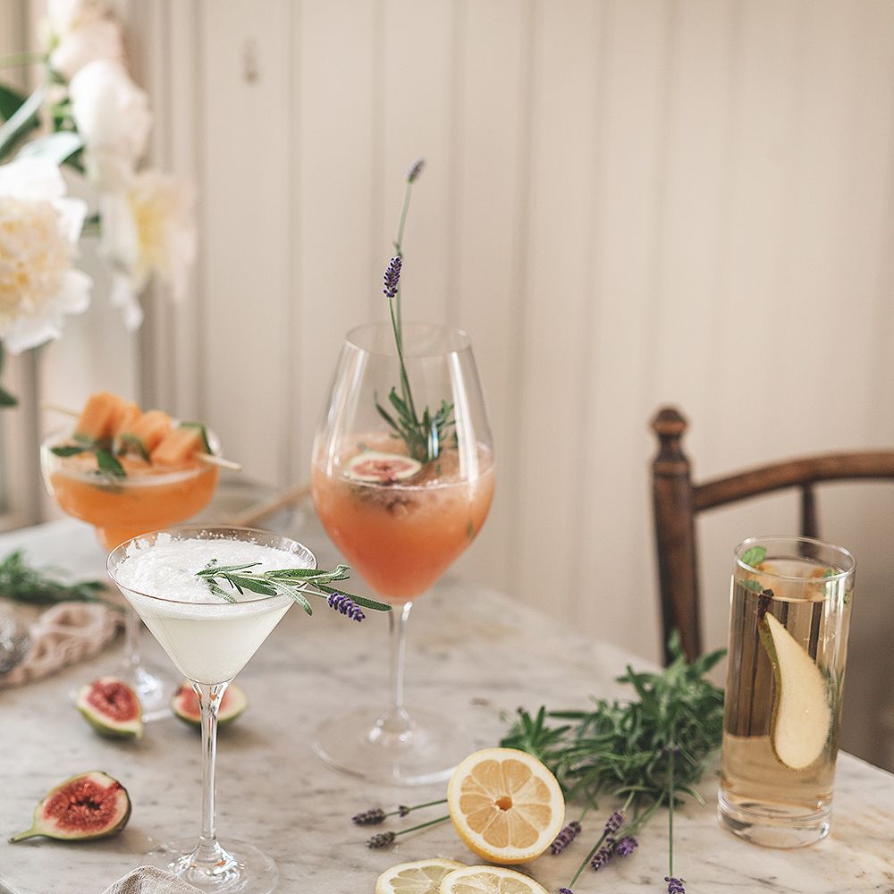 Goda drinkar i vinglas och martiniglas