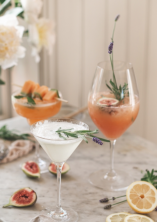 Goda drinkar i vinglas och martiniglas